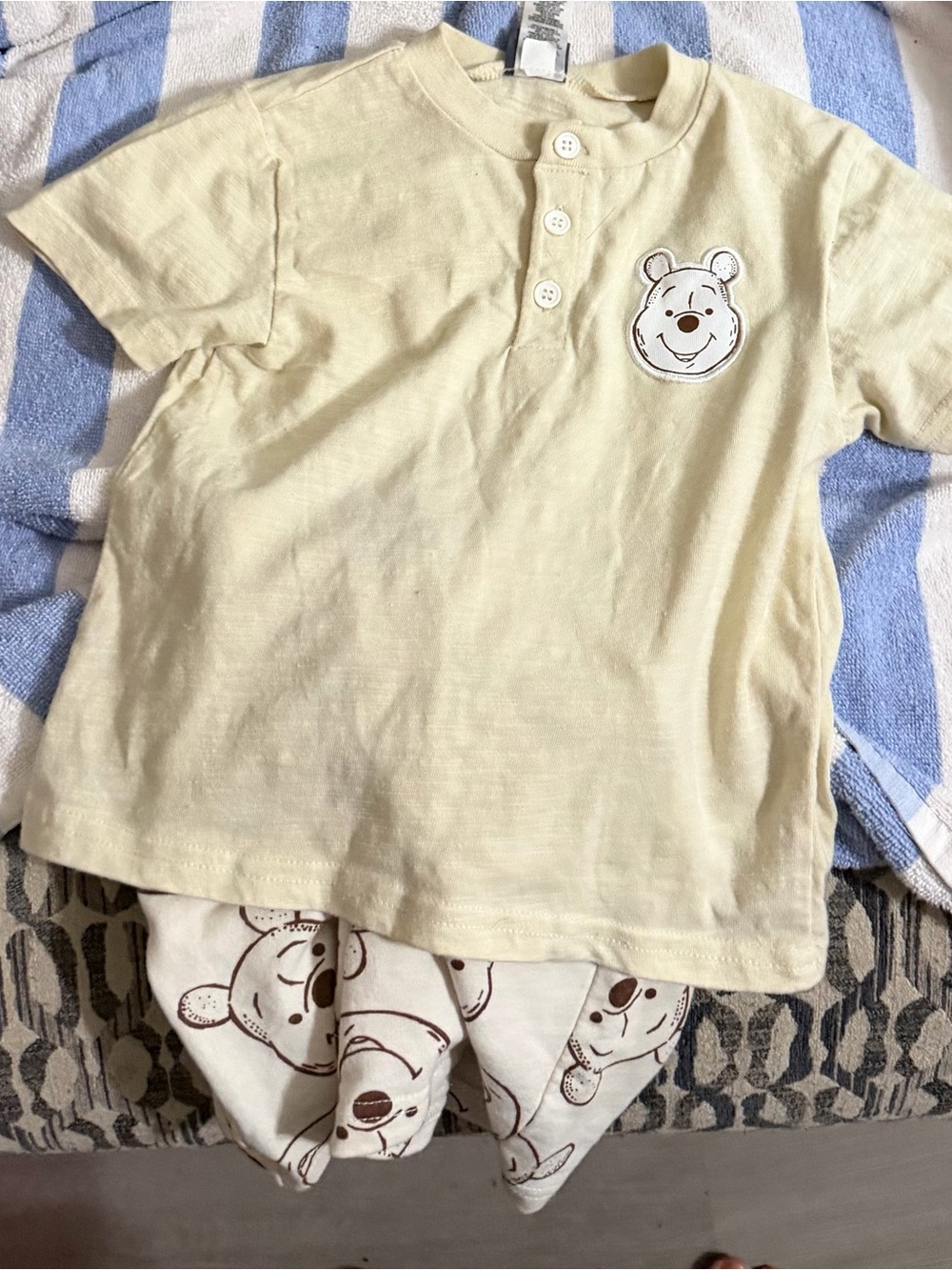 Winnie the Pooh Size 3t Short Sleeve Henley Shirt with Winnie  Pooh Print Shorts